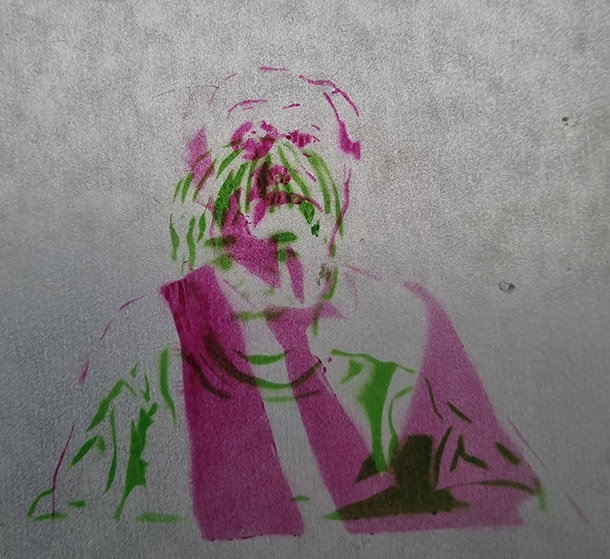 een oude man en een jonge jonge vertellen hun verhaal, de een is zichtbaar bij groen licht, de ander bij rood licht.